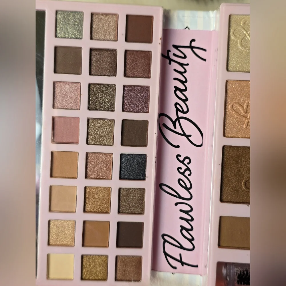 🎀Marie Claire Flawless Beauty Face, Eye Palette, and Brushes Set🎀 - Picture 6 of 8